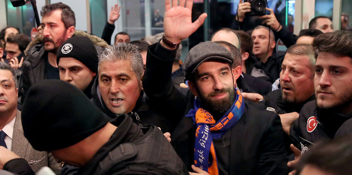 استقبال جنوني لأردا توران من جماهير باشاك شهير التركي استدعى تدخل الشرطة (فيديو)