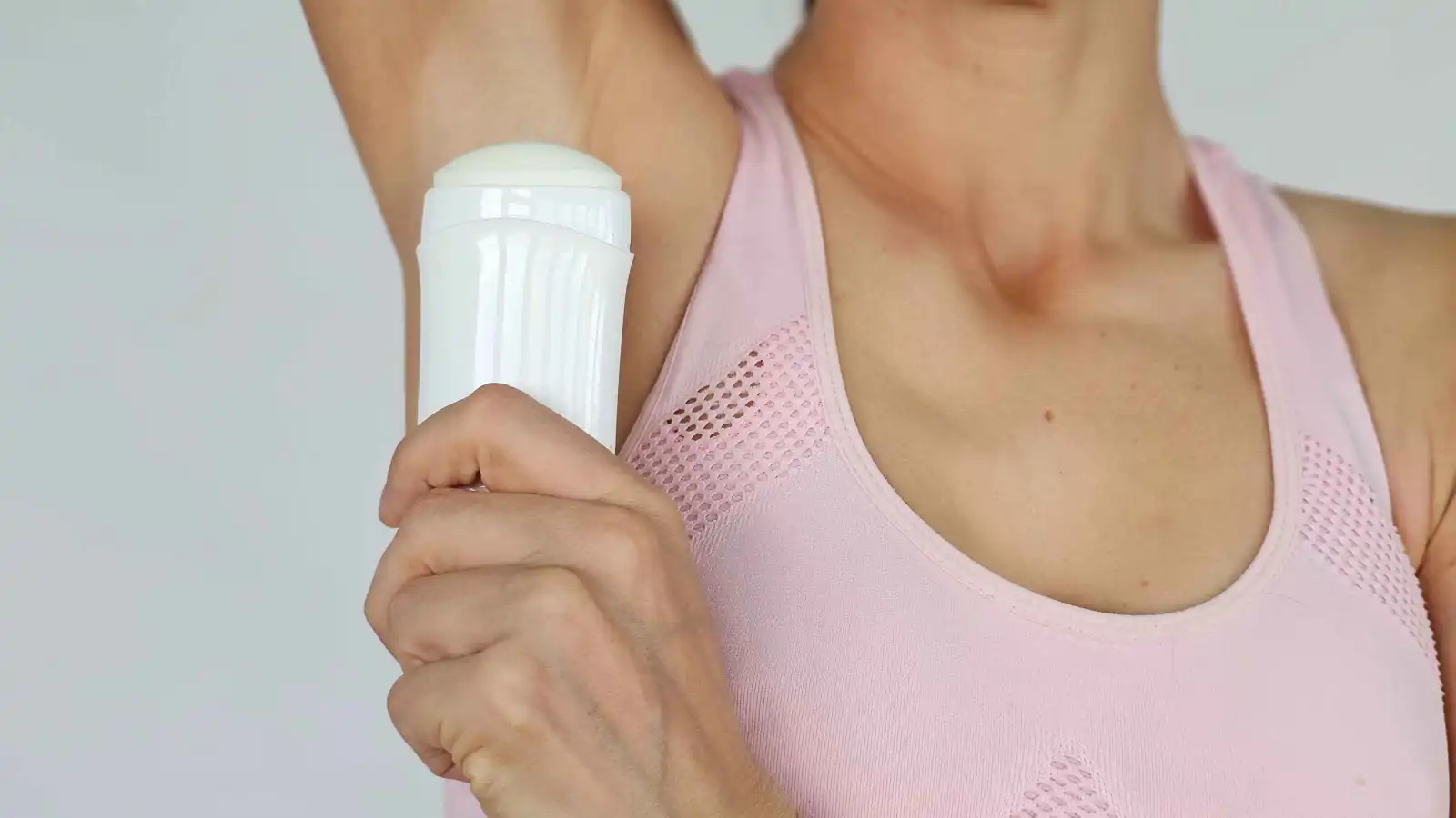 هل مزيل العرق يسبب السرطان؟