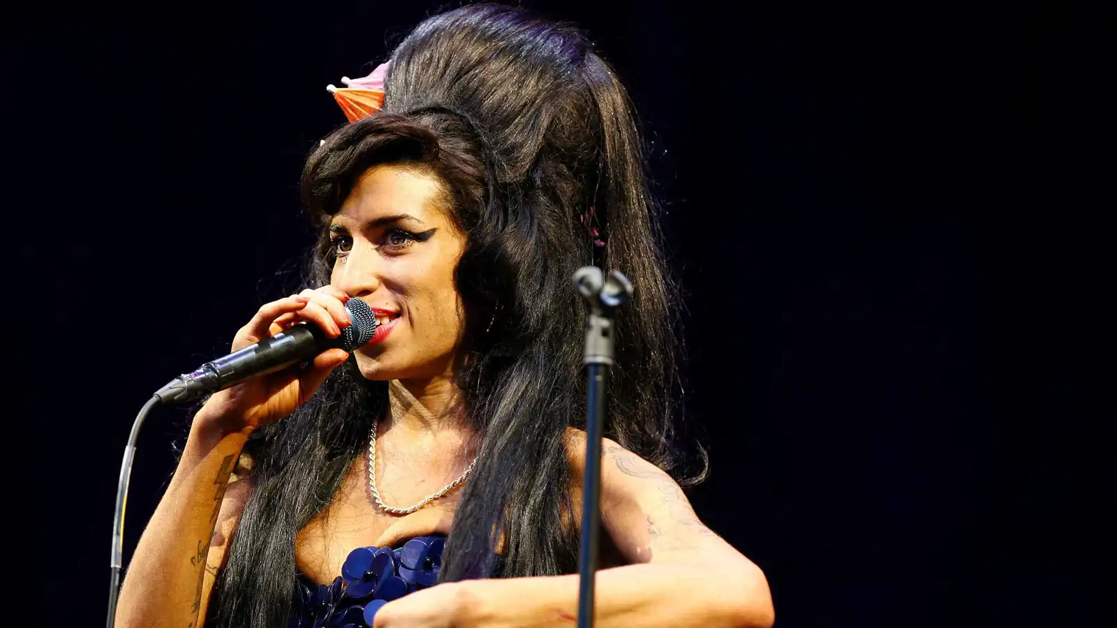 بعد 15 عامًا.. زوج إيمي واينهاوس السابق يكشف عن دوره في إدمانها