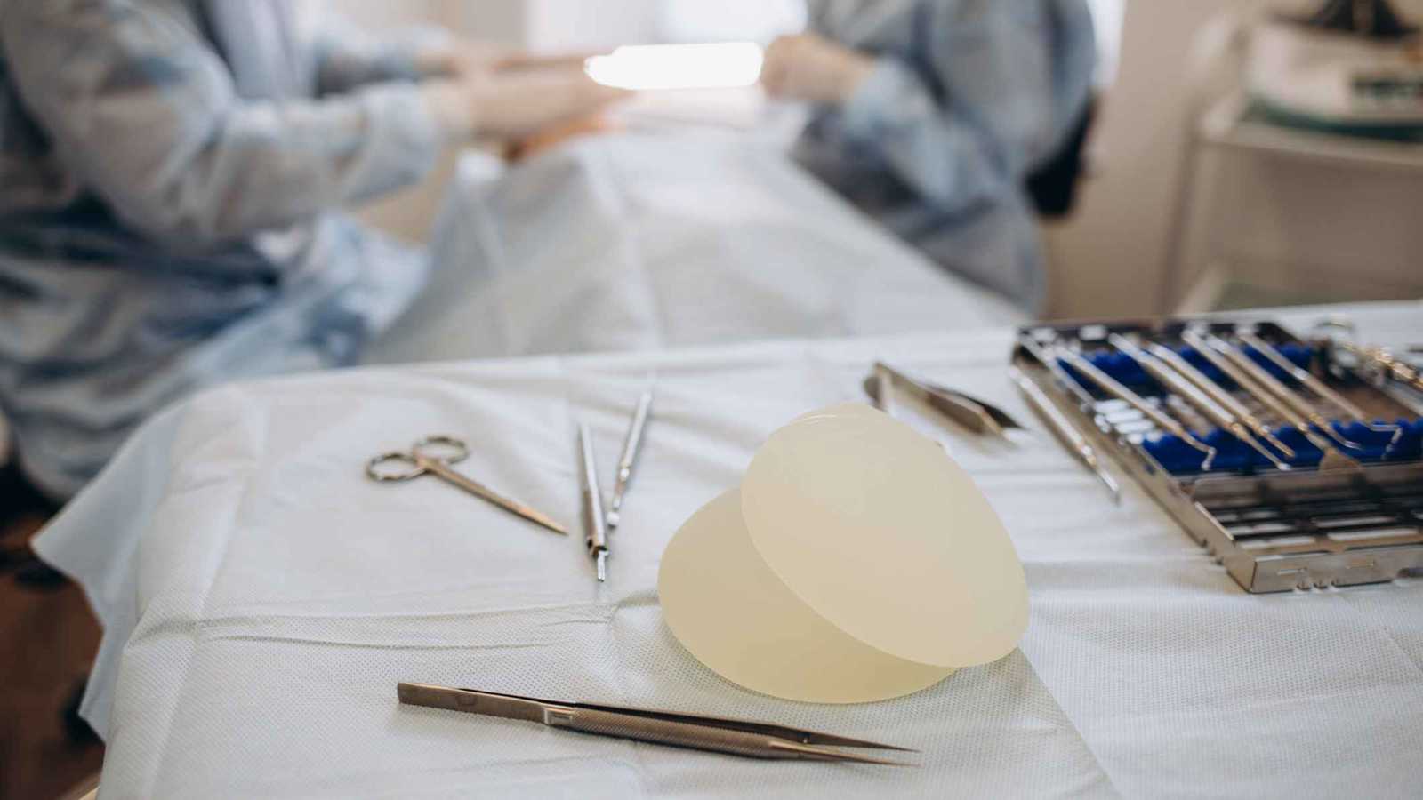 وفاة مراهقة خضعت لعملية تكبير ثدي "سرية" (صور)