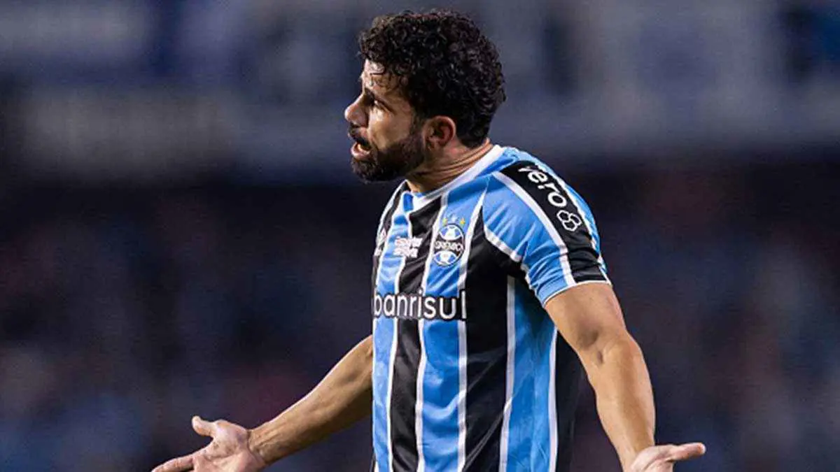 "لا يتغير أبدا".. دييغو كوستا يدخل في شجار عنيف ويطرد مع غريميو (فيديو)