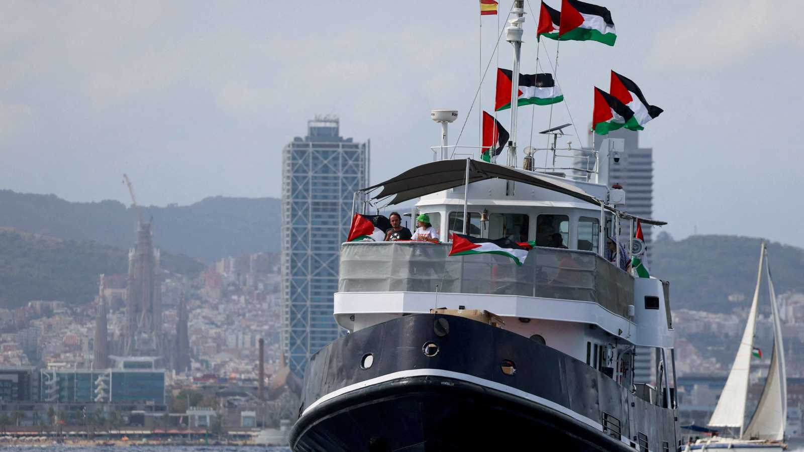 الطقس العاصف يجبر "أسطول الصمود" على العودة إلى برشلونة