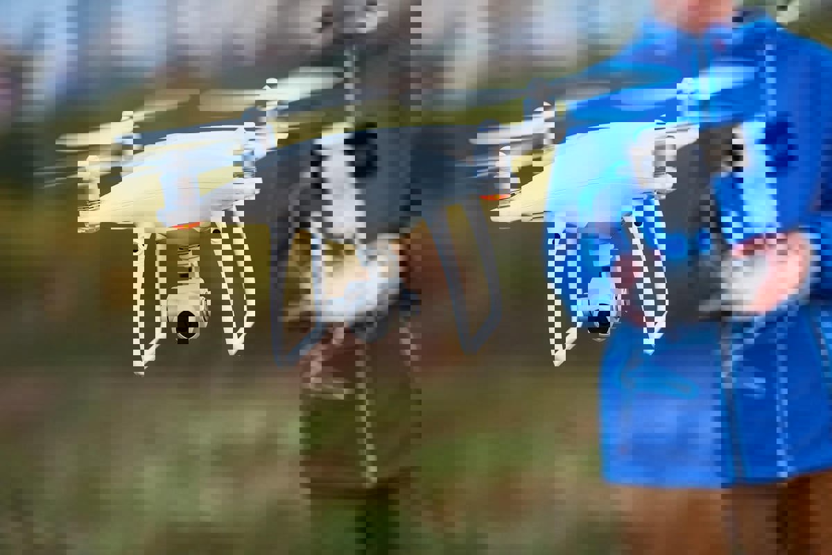 طائرات درون تشحن نفسها من أسلاك الكهرباء (صور)