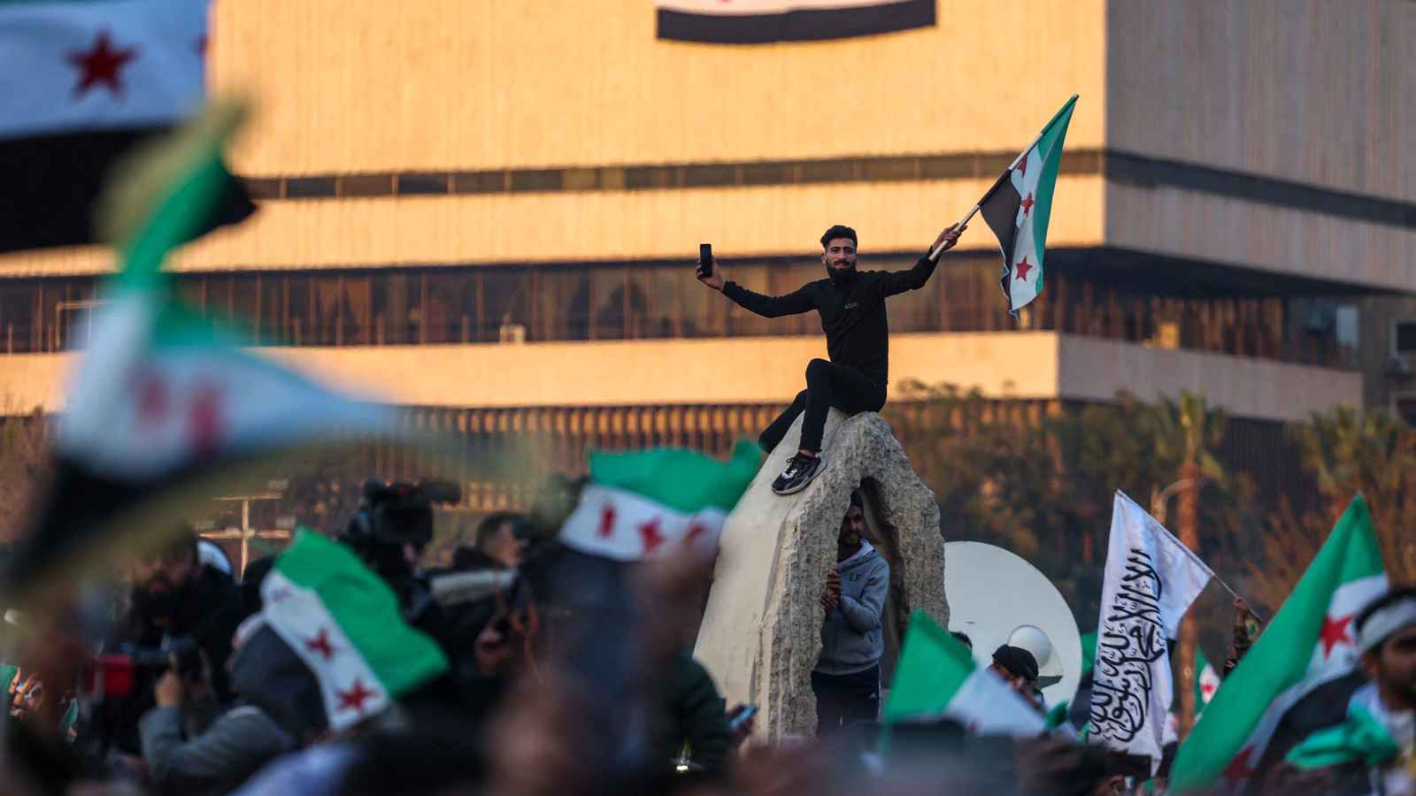 مؤشرات "إيجابية" ومسار معقّد.. هل تُرفع العقوبات الأمريكية عن سوريا؟