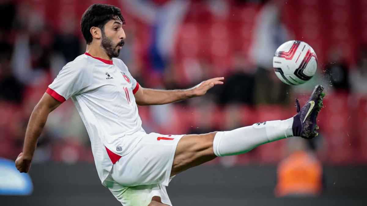 بالعكاز.. أول ظهور ليزن النعيمات بعد إصابة الرباط الصليبي (فيديو)