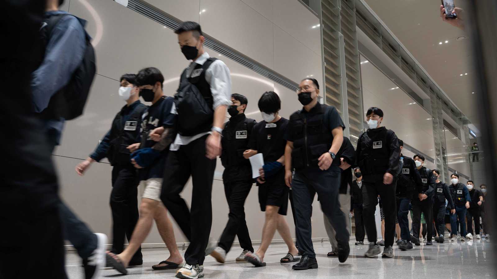 عودة 64 كورياً جنوبياً إلى ديارهم إثر تورطهم بـ"الاحتيال" في كمبوديا