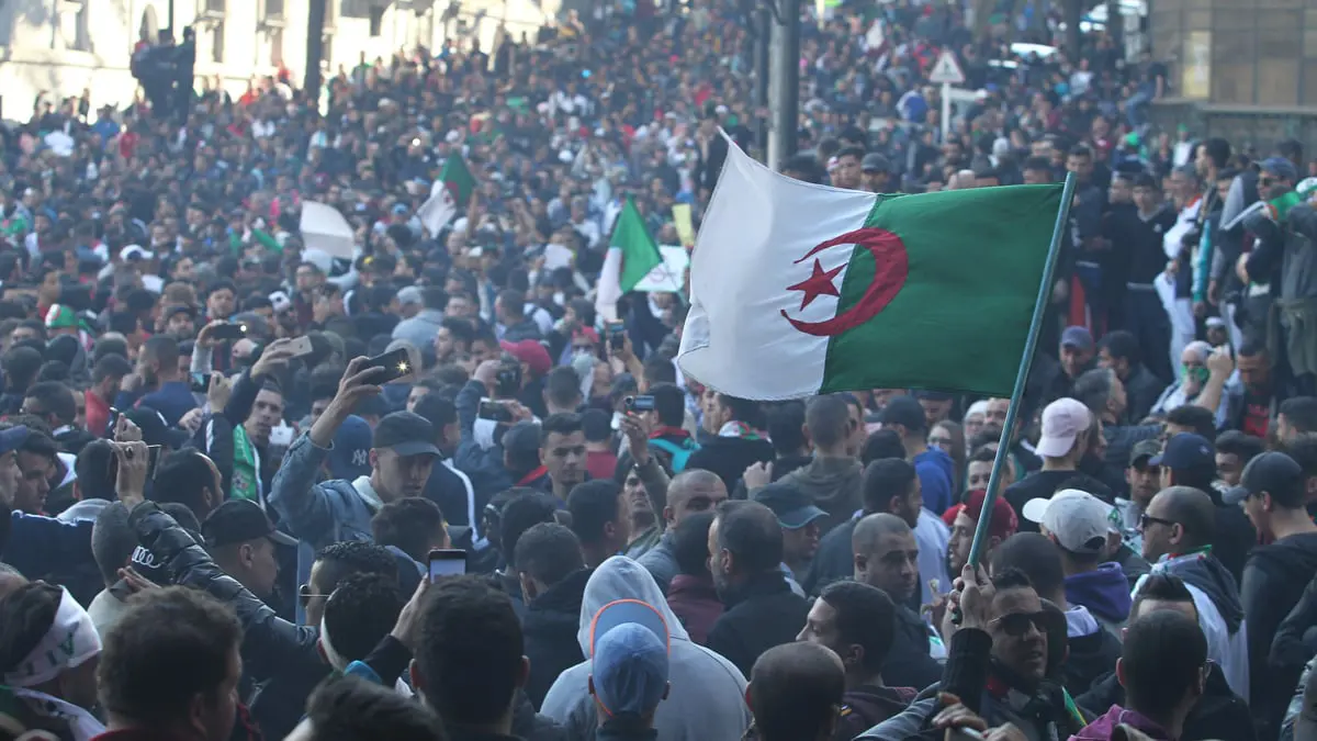 تصعيد جديد في الجزائر وباريس ووعيد بحراك أكبر غدًا الاثنين (فيديو)   