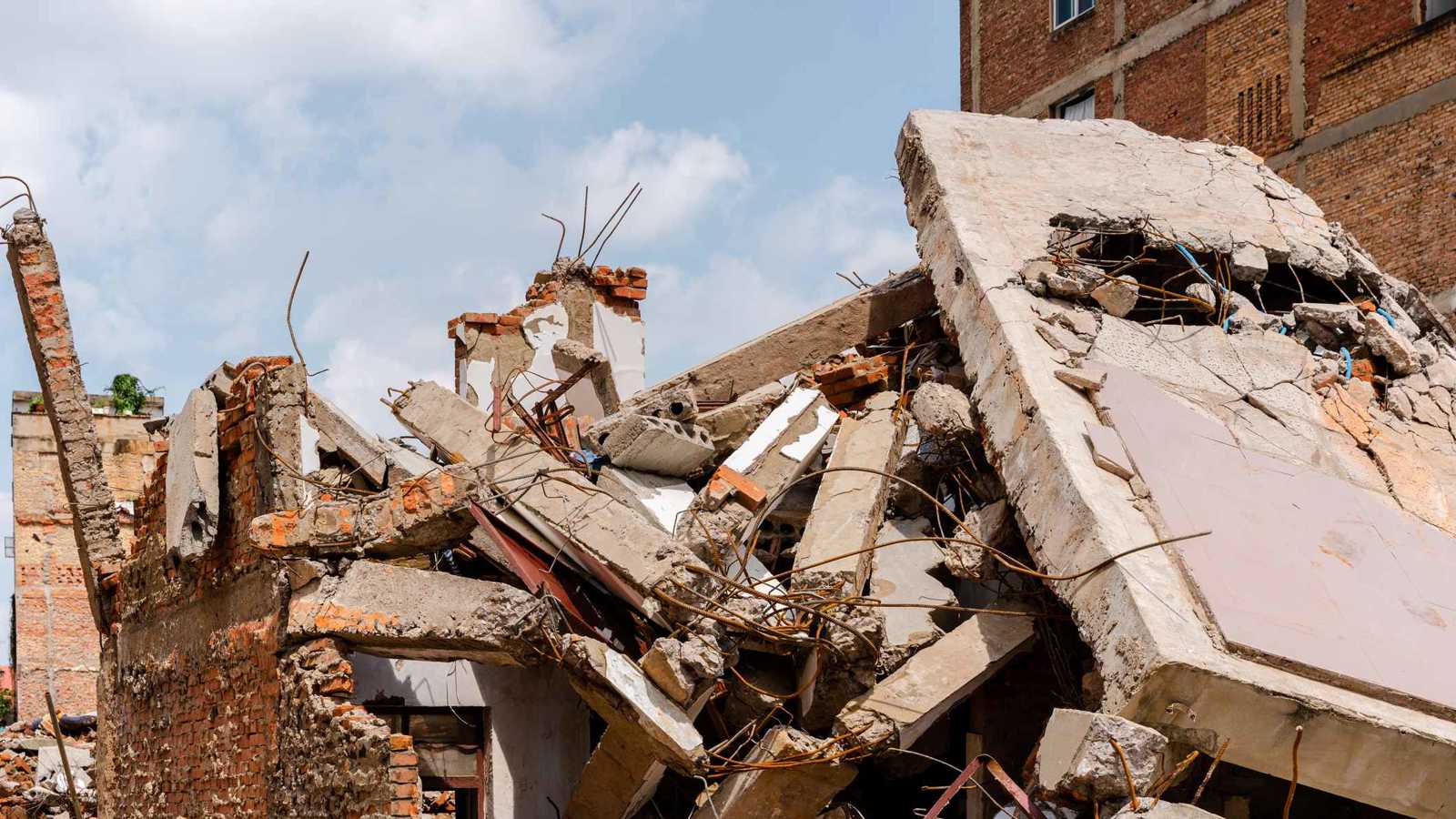 إحالة 6 مسؤولين للمحاكمة تسببوا بمقتل 8 سكان بعقار في القاهرة