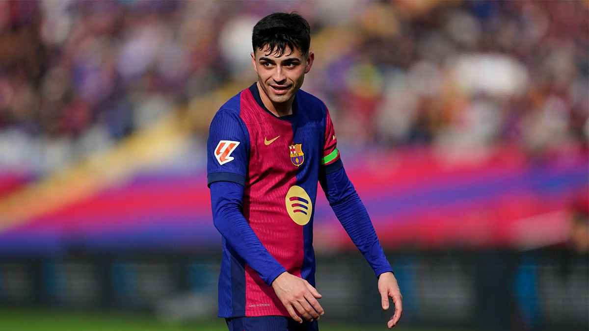 يقبل رؤوس الصلعان.. تميمة حظ غريبة لنجم برشلونة قبل المباريات (فيديو)