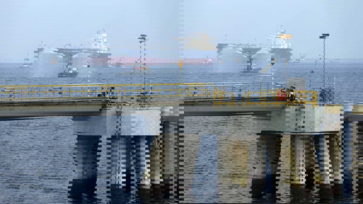 صهاريج تخزين النفط في الفجيرة بالإمارات بلغت طاقتها الكاملة