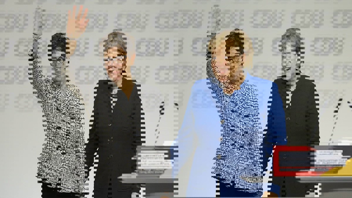 مرشحة ميركل المفترضة.. "كرامب- كارنباور" وزيرة للدفاع في ألمانيا