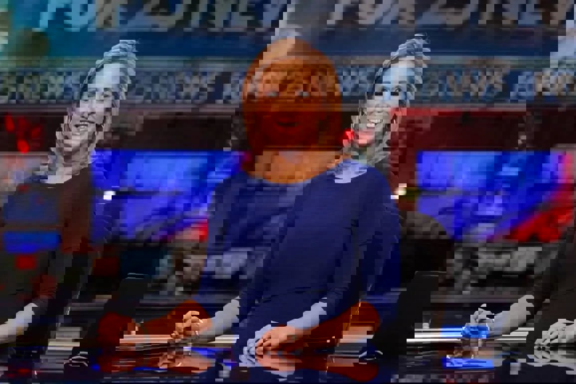 مذيعة تبتلع "ذبابة" أثناء البث المباشر.. كيف تصرفت؟ (فيديو)