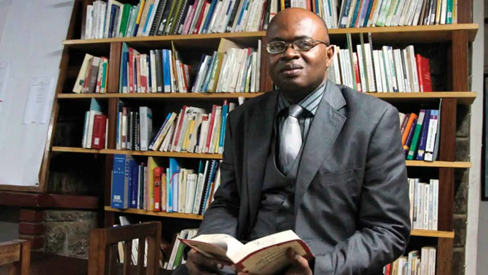 أوونا نغيني.. من أشرس المعارضين إلى أشد المدافعين عن رئيس الكاميرون