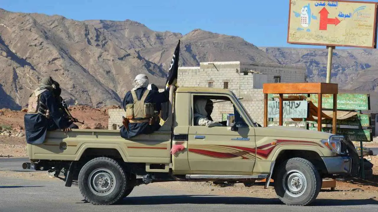 الحكومة اليمنية تحذر من "مخاطر" تنامي العلاقة بين الحوثيين و"القاعدة"