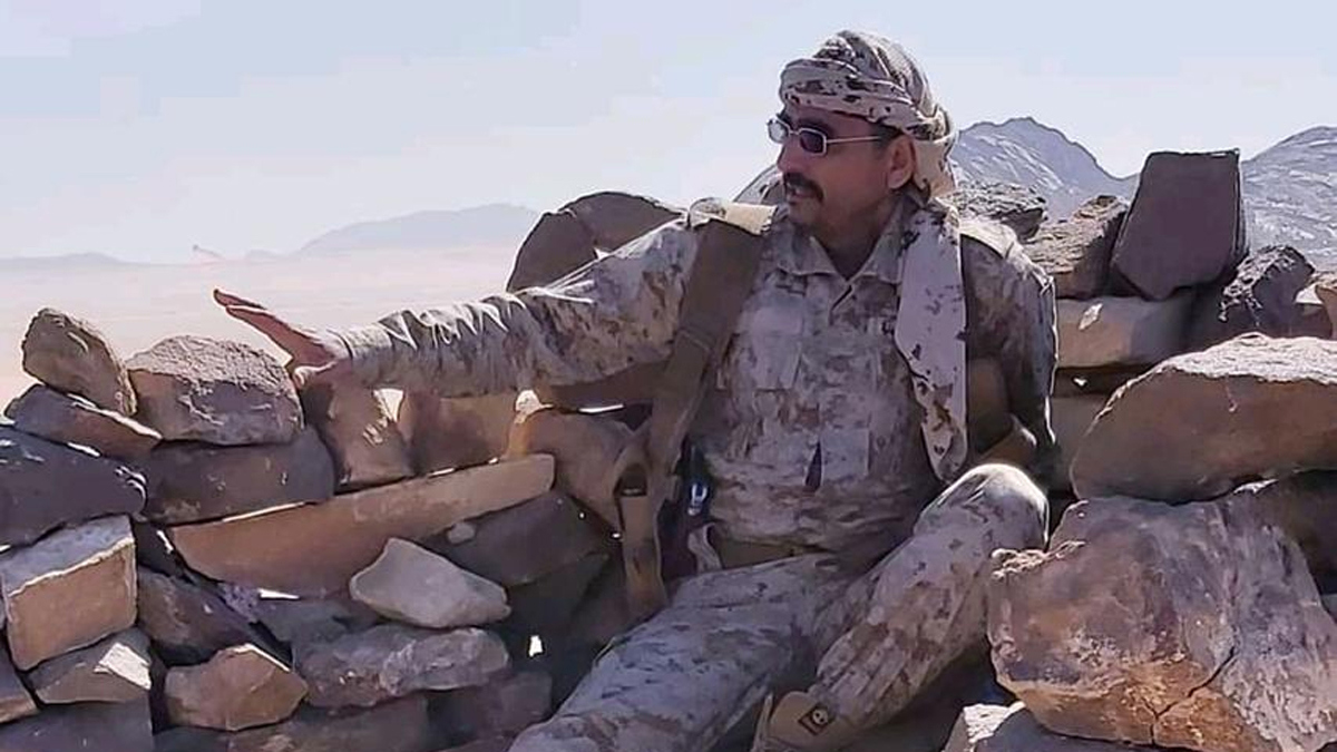 الحوثيون يعدمون قائد لواء في الجيش اليمني ويمثلون بجثته (صور)