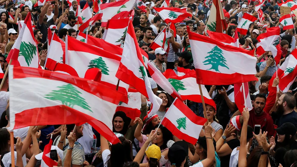 مئات اللبنانيين يتظاهرون احتجاجا على الانهيار الاقتصادي والشلل السياسي (فيديو)