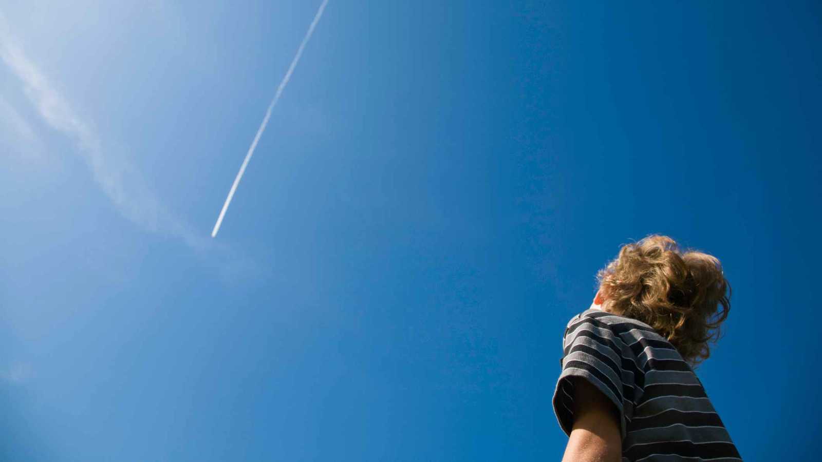 نال ملايين المشاهدات.. فيديو مؤثر لطفل يوجه سلامه للكعبة عبر الطائرة