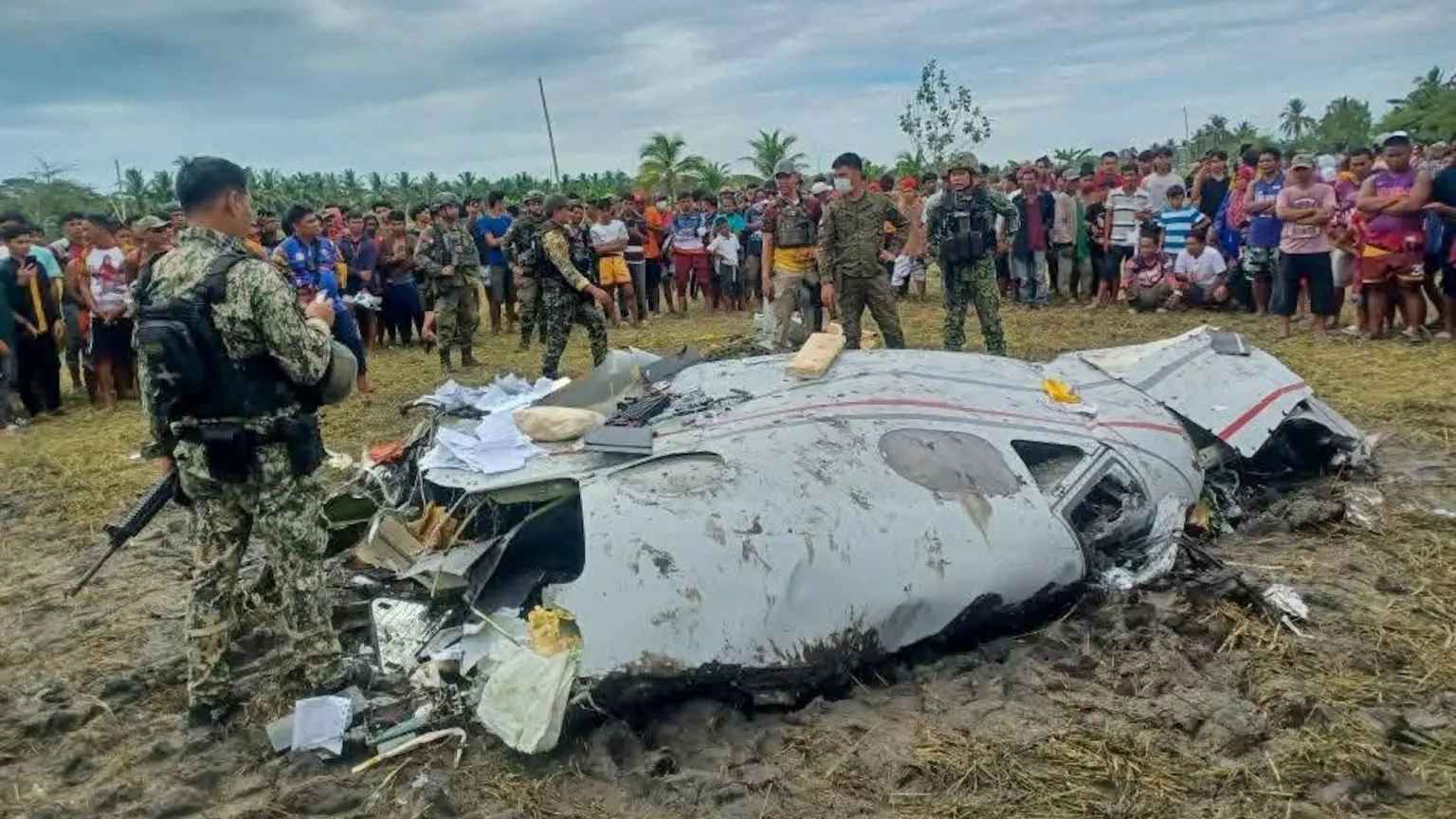 انشطرت إلى نصفين.. تفاصيل مثيرة عن تحطم طائرة أمريكية في الفلبين (فيديو)