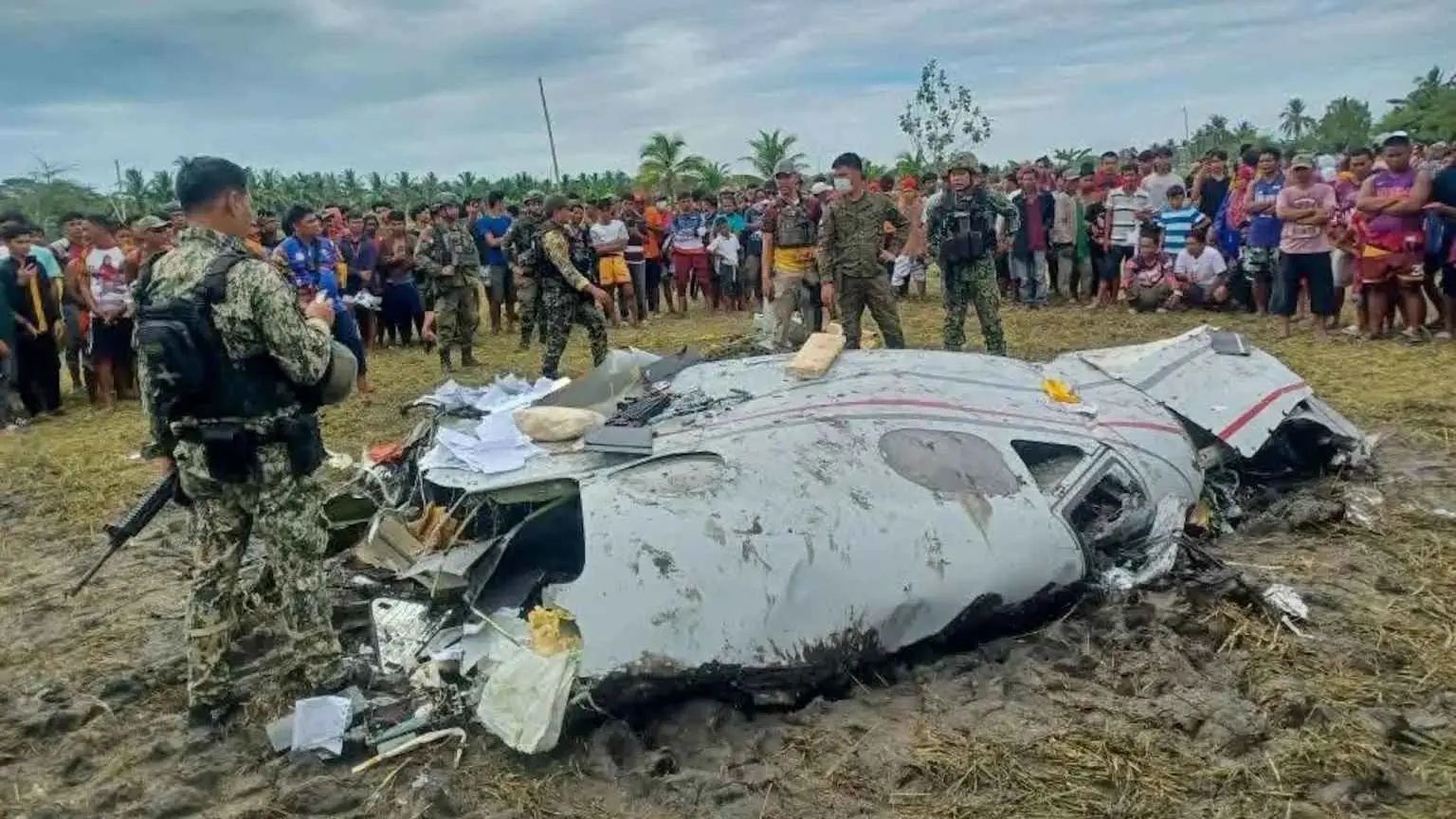 انشطرت إلى نصفين.. تفاصيل مثيرة عن تحطم طائرة أمريكية في الفلبين (فيديو)