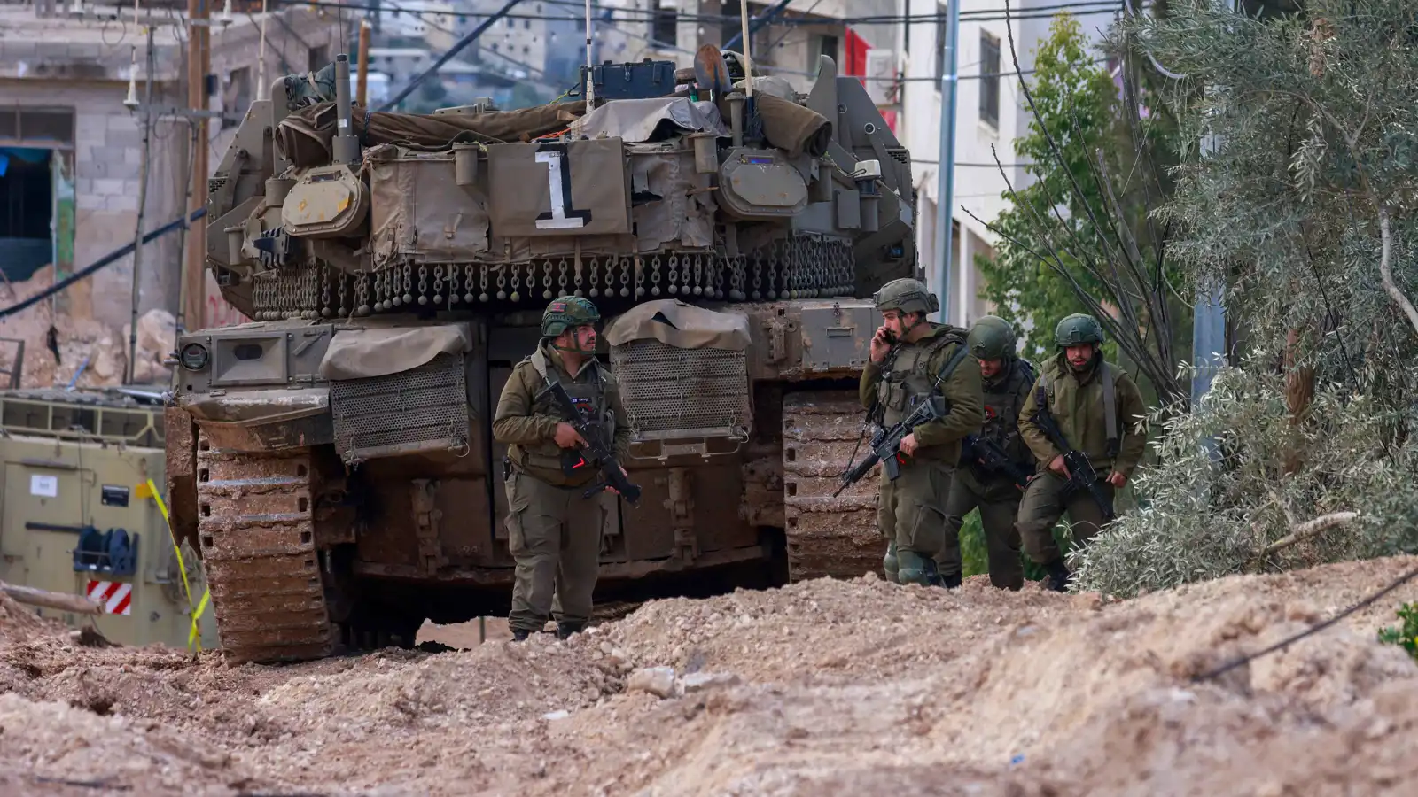 الجيش الإسرائيلي يقتحم جنين ويدفع بتعزيزات عسكرية كبيرة (فيديو)