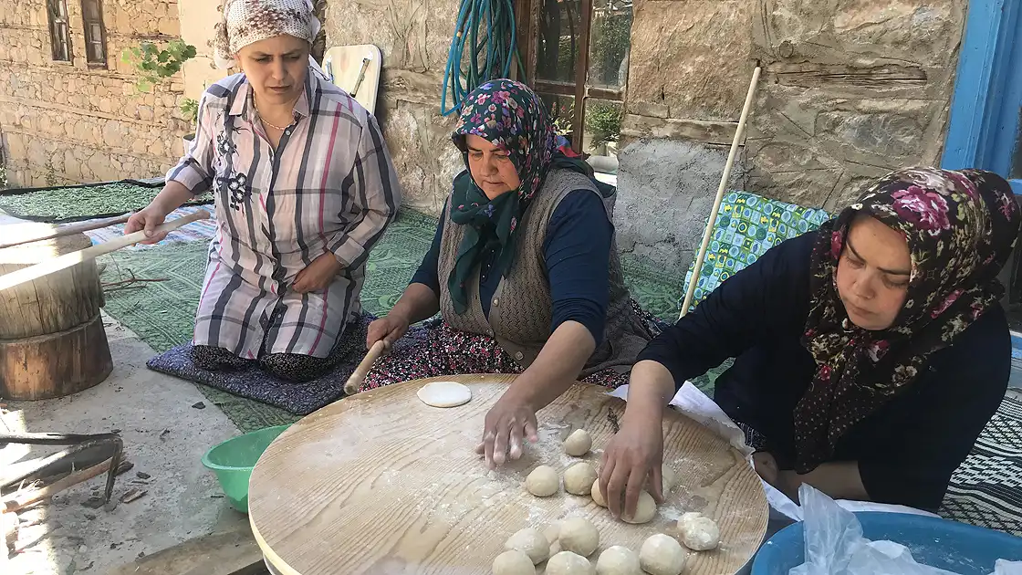 نساء من "هاديم" يصنعن حلوى "كولتشي"