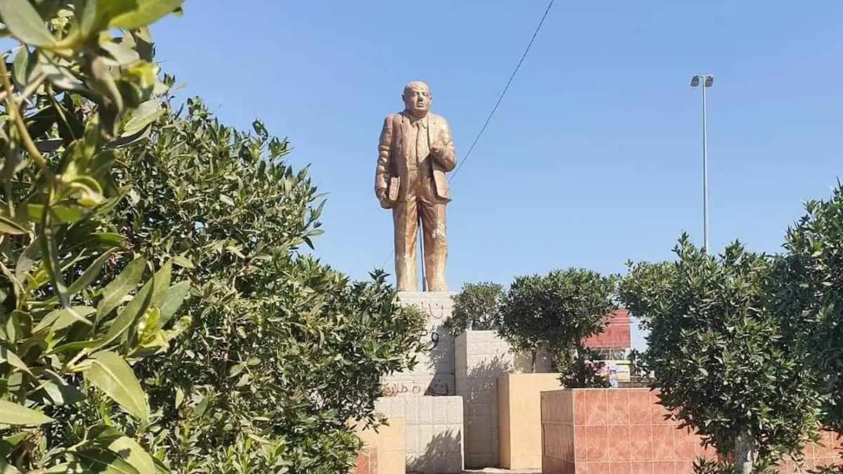 مفاجأة في أزمة هدم تمثال عالم لغة عربية في العراق