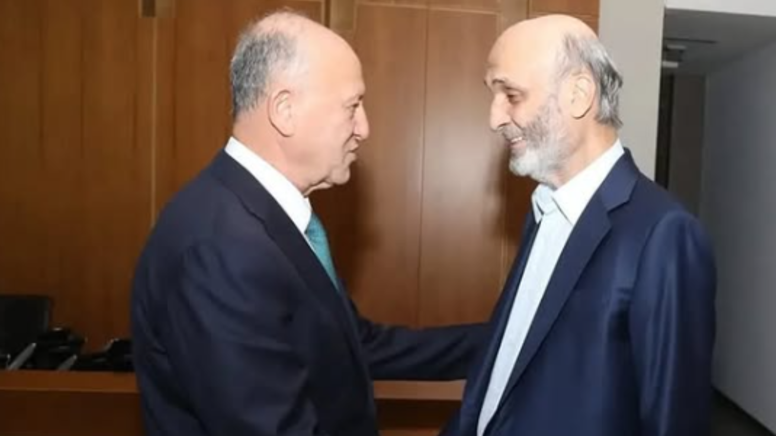 "شد الحبال" بين بري وجعجع.. هل يمهد الطريق لأزعور رئيسًا للبنان؟