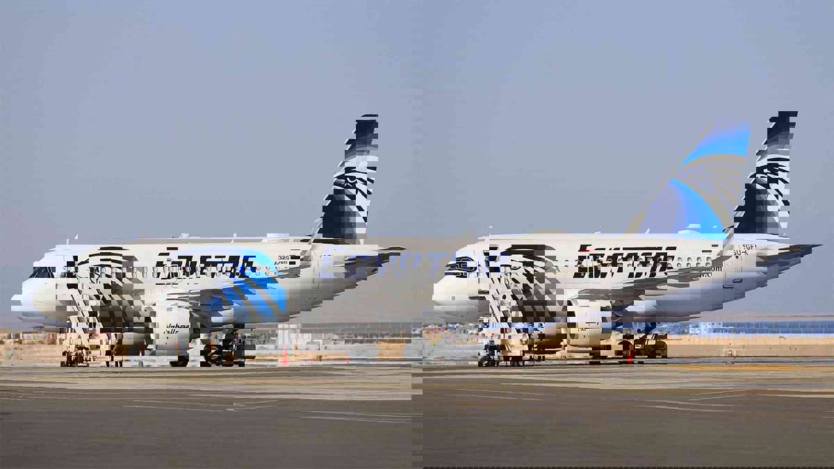 بعد 7 أعوام.. وصول أولى رحلات شركة مصر للطيران إلى مطار معيتيقة الليبي