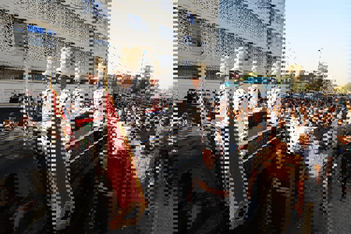 تشييع مهيب للشاعر كريم العراقي (فيديو)