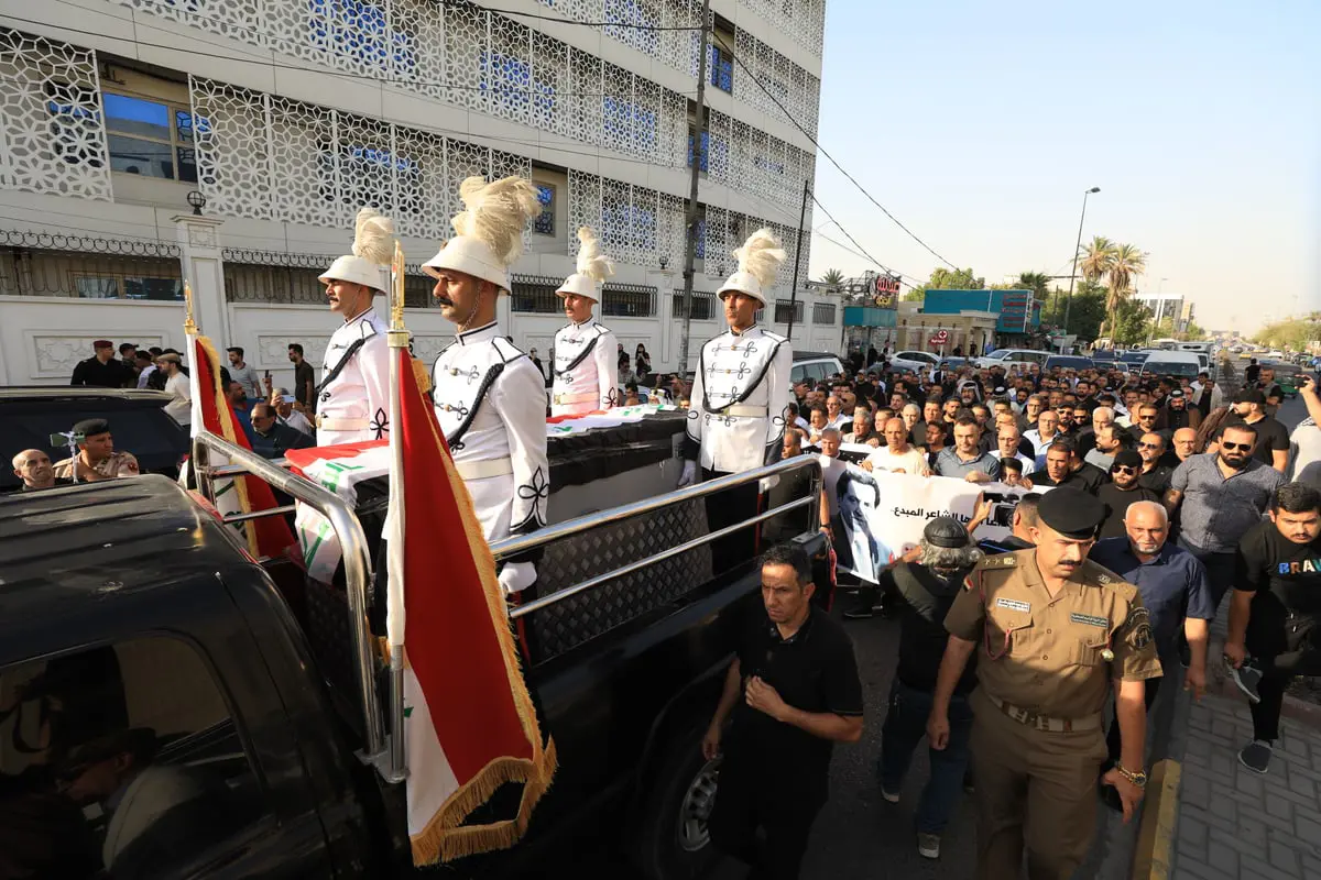 تشييع مهيب للشاعر كريم العراقي (فيديو)