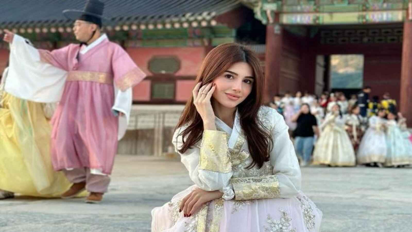 نواف وسيدرا.. ما حقيقة ارتباط حارس النصر السعودي بنجمة مواقع تواصل؟