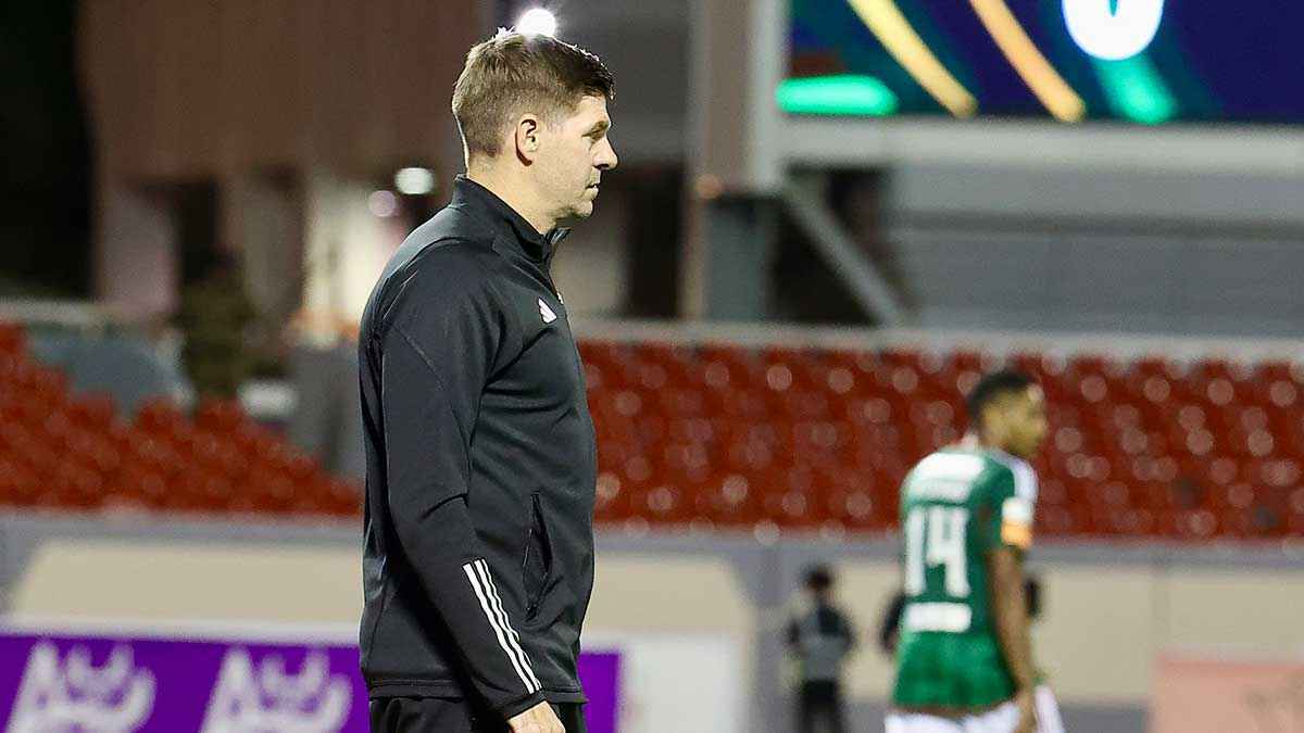 جيرارد يرفض انضمام نجم الأهلي السعودي للاتفاق