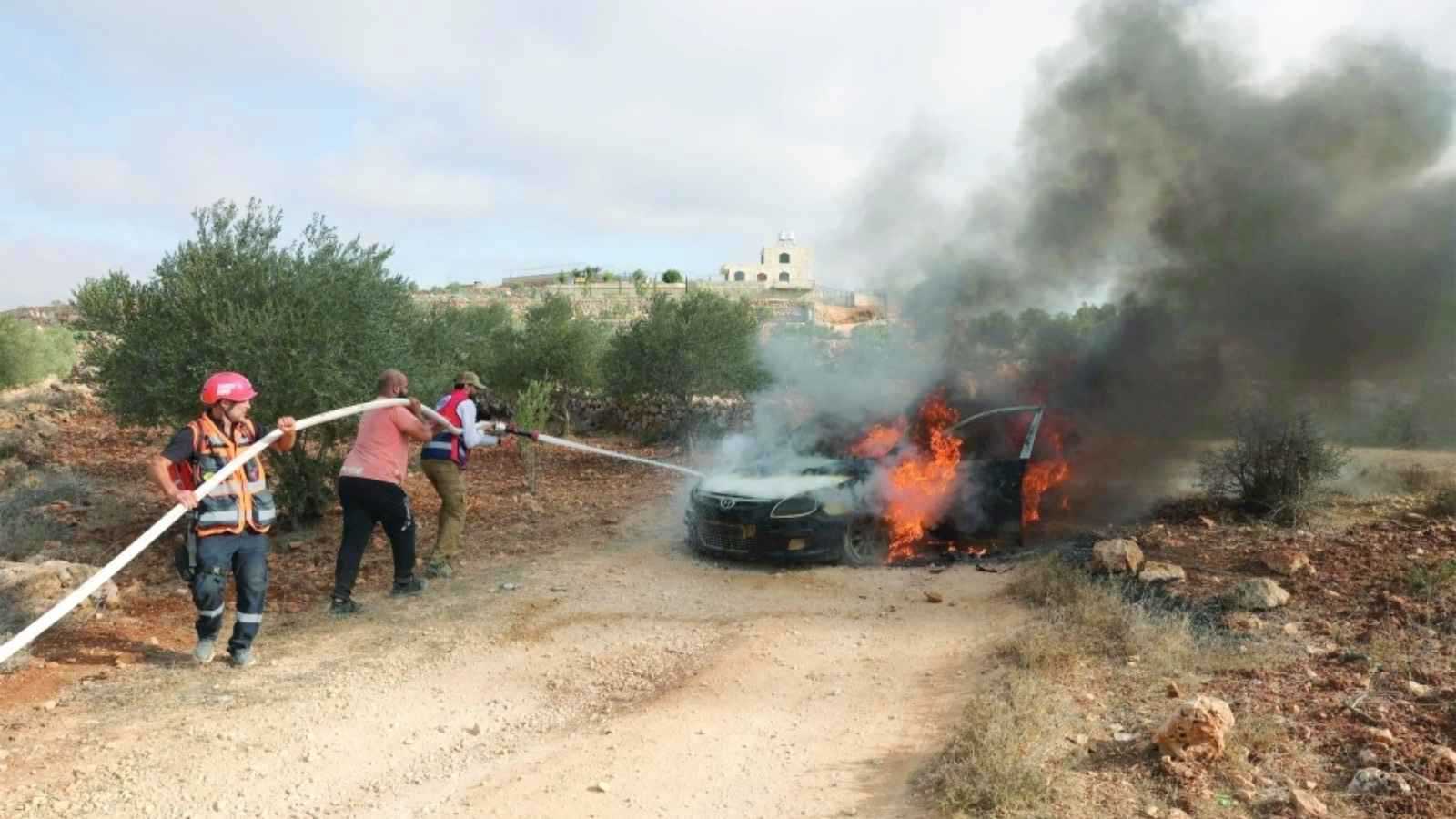 مستوطنون يعتدون على صحفي أمريكي في ترمسعيا بالضفة الغربية (فيديو)