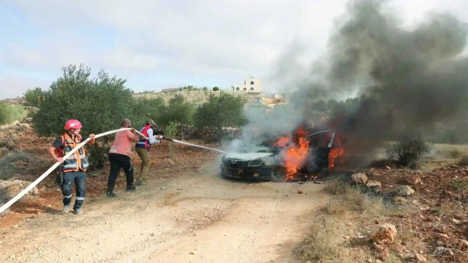 مستوطنون يعتدون على صحفي أمريكي في ترمسعيا بالضفة الغربية (فيديو)