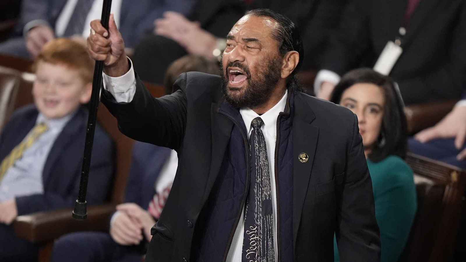 رفع عصا في وجه ترامب.. طرد نائب ديمقراطي من الكونغرس (فيديو)