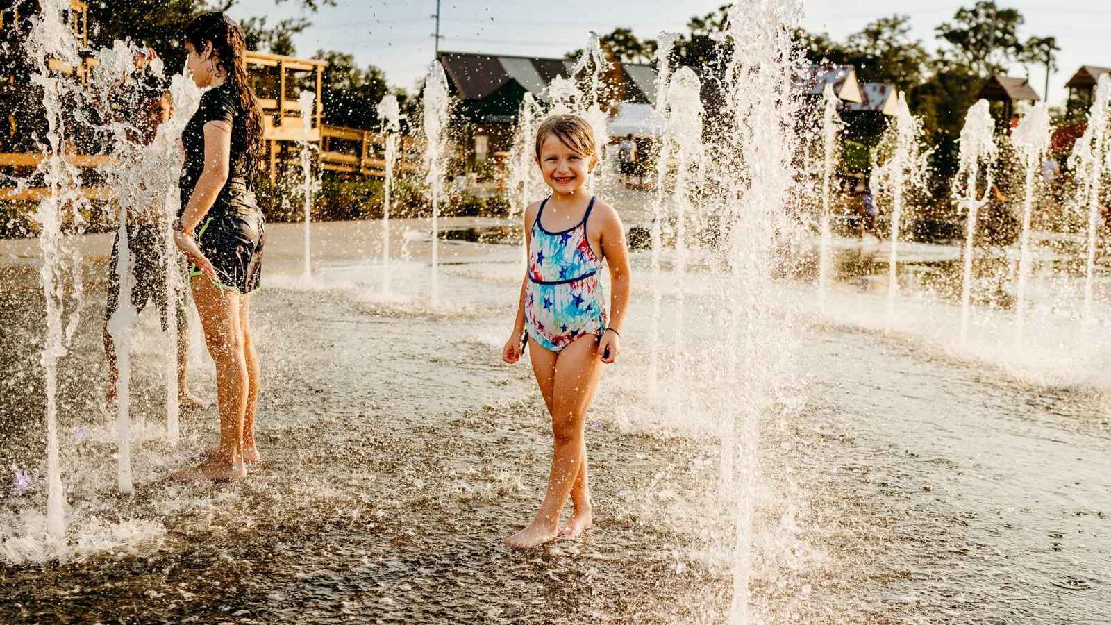 منصات الرش العامة.. ترفيه مبهج للأطفال يخفي مخاطر حقيقية