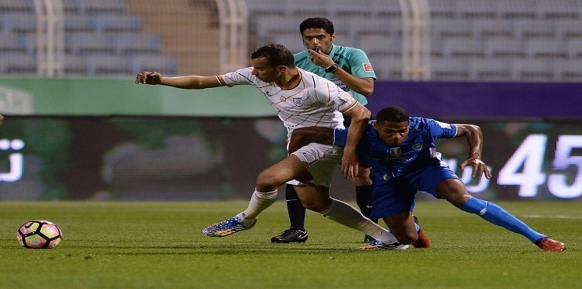 الشباب يواصل التراجع بتعادله مع الفتح في الدوري السعودي