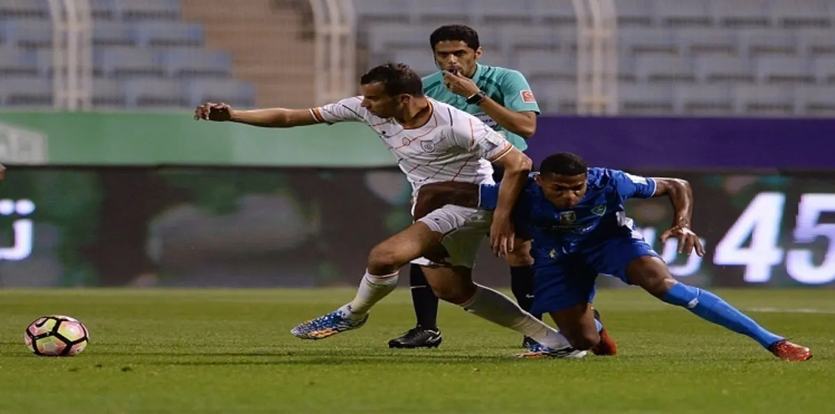الشباب يواصل التراجع بتعادله مع الفتح في الدوري السعودي