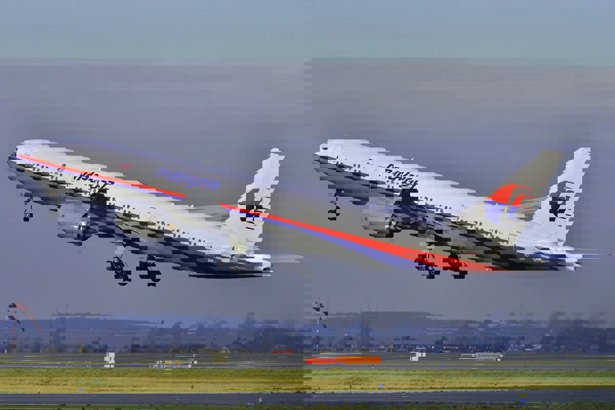 حقيقة العثور على حطام الطائرة الماليزية في الأردن (فيديو)