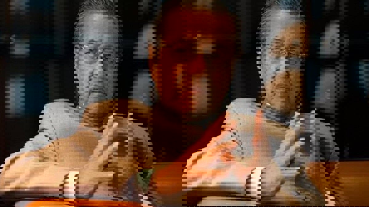 حلقة مساعدي مهاتير محمد تتبادل الاتهامات بشأن منحة قطرية بقيمة 50 مليون دولار