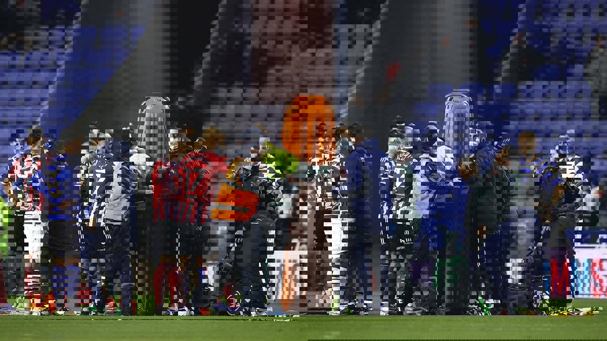 على غرار إريكسن.. جون فليك مهاجم شيفيلد يونايتد يسقط على أرضية الملعب