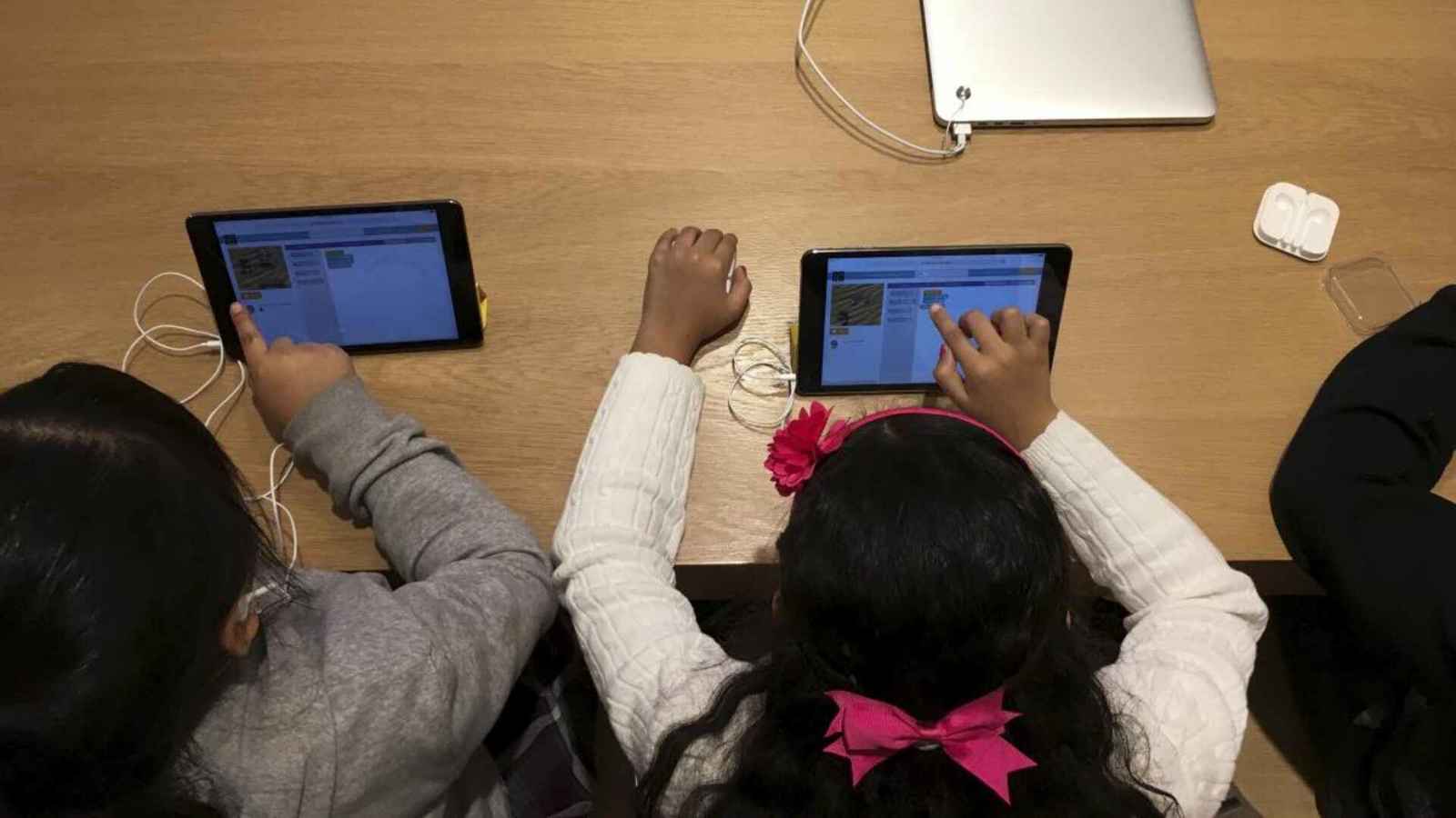 منها الاكتئاب والسمنة.. أضرار استخدام الهاتف للأطفال تحت سن 12 عاما