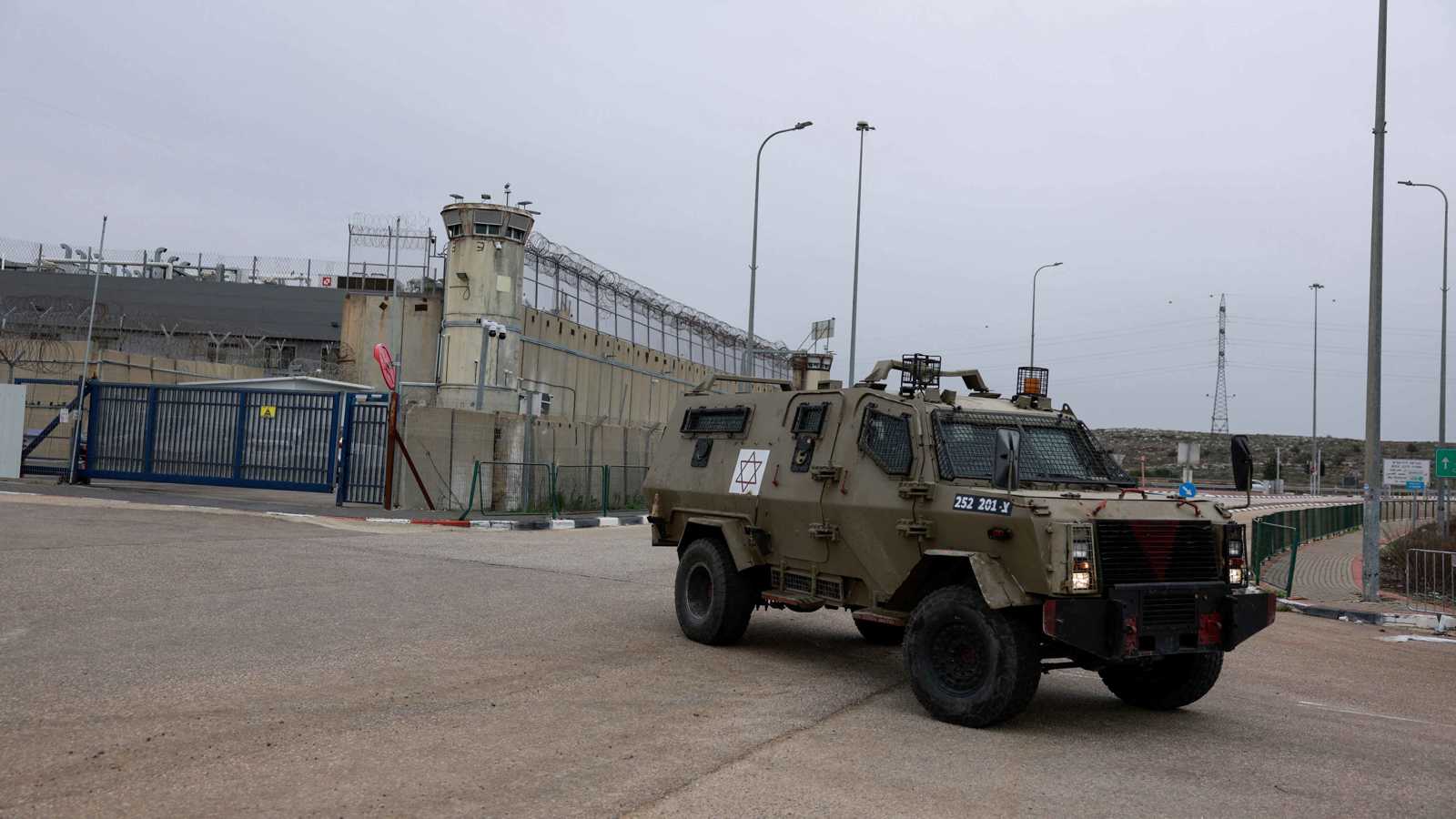 إعلام عبري: بدء نقل الأسرى الفلسطينيين من 5 سجون إلى مرافق الإفراج