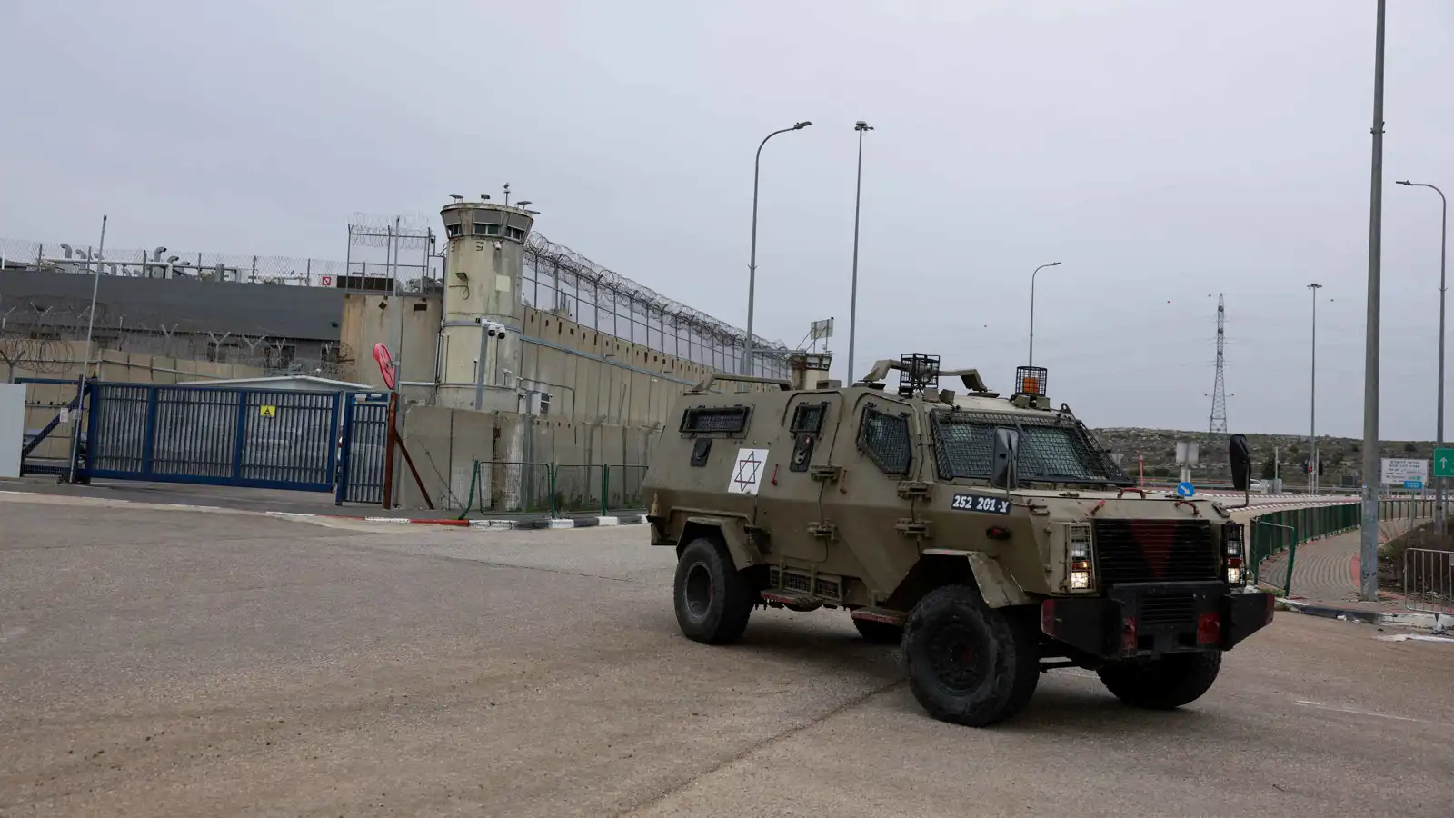 إعلام عبري: بدء نقل الأسرى الفلسطينيين من 5 سجون إلى مرافق الإفراج