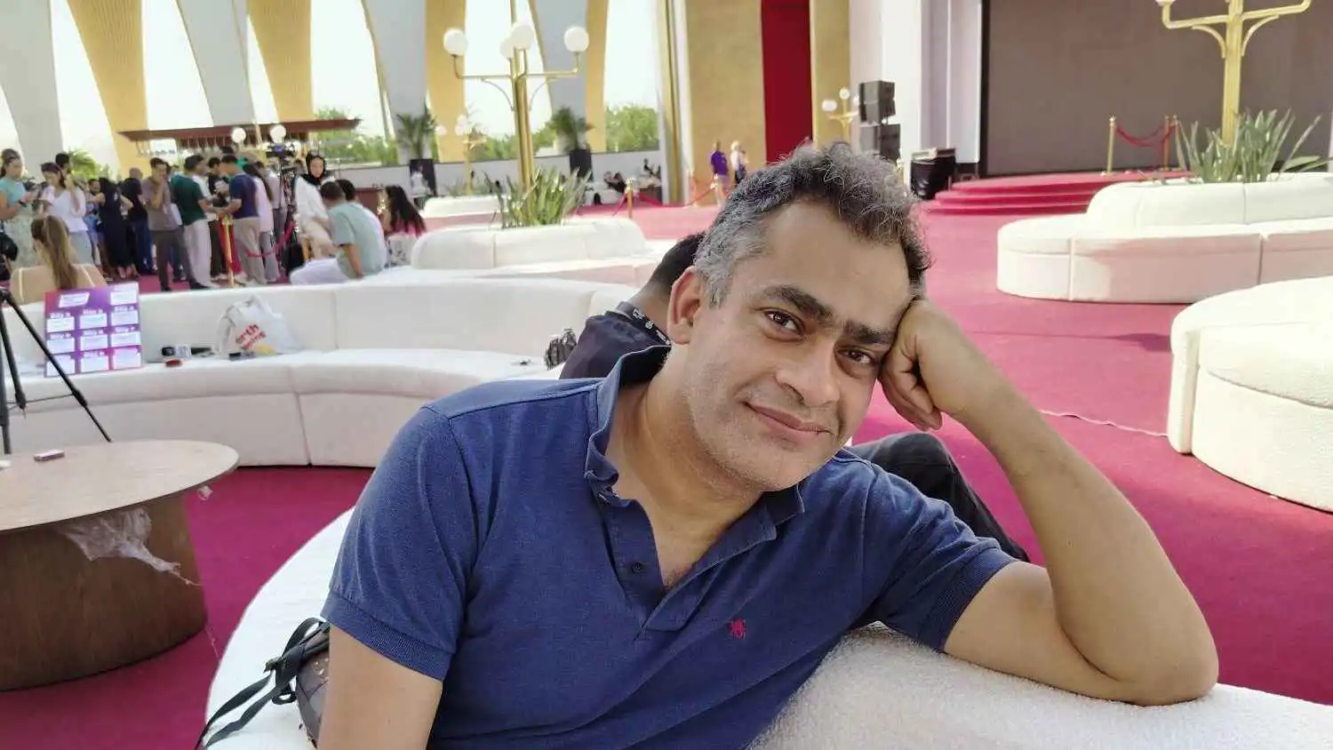 "الحياة بعد سهام".. مخرج يستعيد سيرة أمه المتوفية بالسرطان (صور)