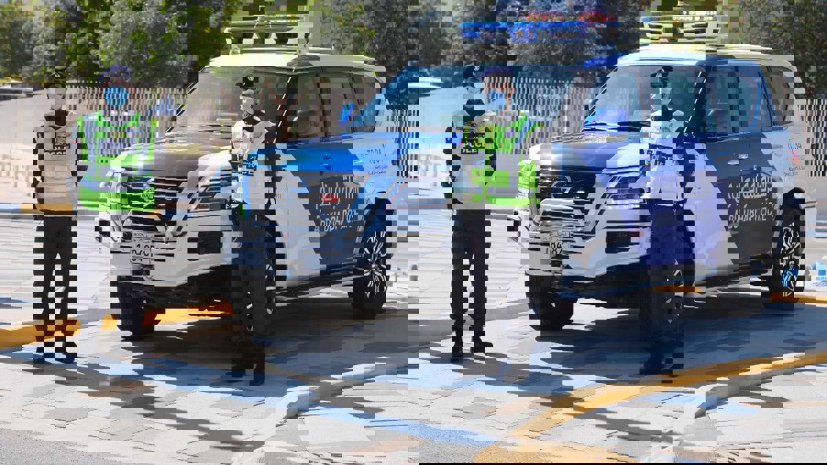 شرطة أبوظبي تكرم عربيا أعاد مبلغا ماليا كبيرا عثر عليه في مجمع تجاري (صورة)