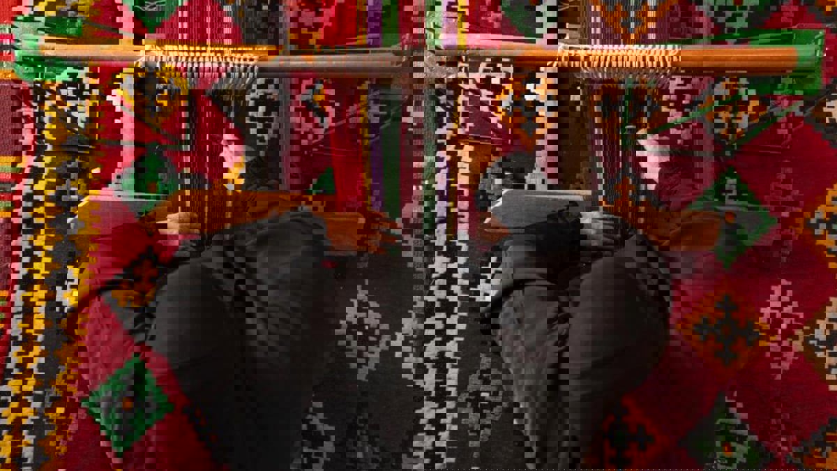 سعوديات يقبلن على تعلم حرفة يدوية من الماضي البعيد