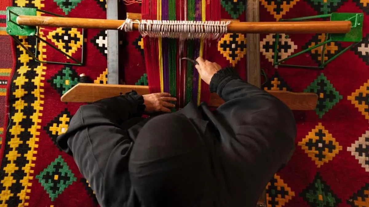 سعوديات يقبلن على تعلم حرفة يدوية من الماضي البعيد