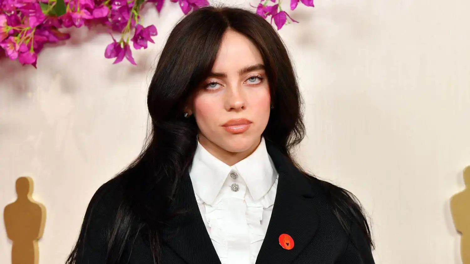 مزاعم ترحيل معجب بعد خطاب بيلي إيليش المثير للجدل