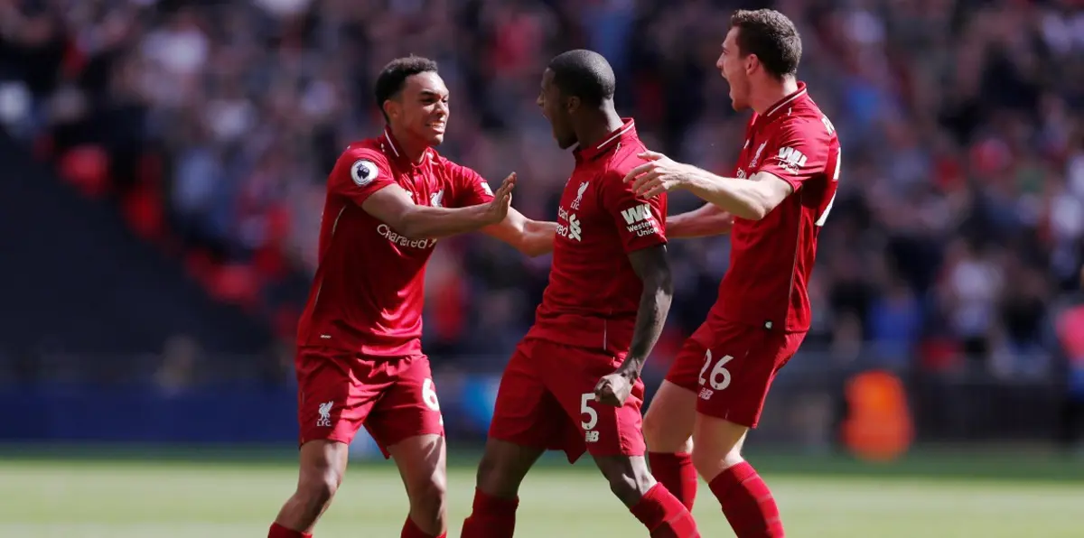 مدافع نادي ليفربول يتحدى بطل العالم للشطرنج ويخسر (صور)